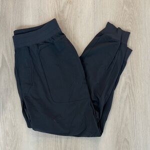 ALO yoga Men’s Black Jogger Pants Size M